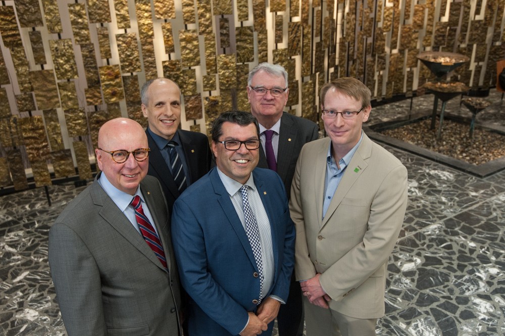 De gauche &agrave; droite : Me Luc R. Borduas, pr&eacute;sident de la Fondation de l'UdeS, le recteur de l'Universit&eacute; de Sherbrooke, Pr Pierre Cossette,&nbsp;Normand Legault, pr&eacute;sident de la campagne majeure,&nbsp;Didier van der Heyden, vice-pr&eacute;sident, Services bancaires commerciaux, Groupe Banque TD et au centre, le doyen de la Facult&eacute; d'&eacute;ducation, Pr Serge Striganuk Photo : UdeS - Michel Caron
