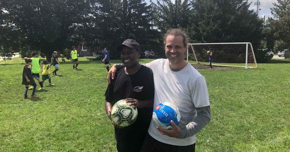 L&eacute;opold Gahungu, directeur du club Endurance Fleurimont et organisateur du tournoi, est avec J&eacute;r&ocirc;me Chailler, intervenant de quartier au CIUSSS de l&rsquo;Estrie &ndash; CHUS