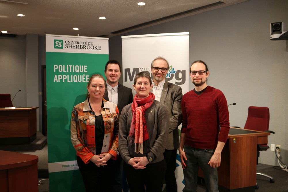 Vicki-May Hamm, mairesse de Magog, Emmanuel&nbsp;Sfiligoi, &eacute;tudiant &agrave; la ma&icirc;trise en politique appliqu&eacute;e,&nbsp;Isabelle Lacroix, directrice de l'&Eacute;cole de politique appliqu&eacute;e, Emmanuel Choquette, charg&eacute; de cours &agrave; l'&Eacute;cole de politique appliqu&eacute;e, Fran&ccedil;ois Guillette, &eacute;tudiant &agrave; la ma&icirc;trise en politique appliqu&eacute;e.