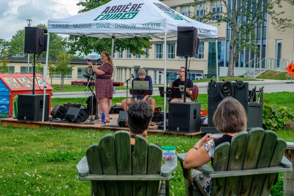 Prestation musicale dans le cadre des Midis anim&eacute;s au Campus principal.