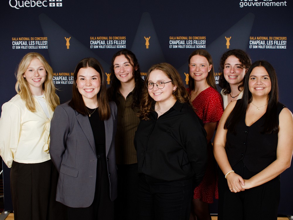 &Egrave;ve Berthiaume, &eacute;tudiante au baccalaur&eacute;at en g&eacute;nie biotechnologique; Camille Guillemette Loyer, &eacute;tudiante au baccalaur&eacute;at en g&eacute;nie m&eacute;canique concentration a&eacute;ronautique; L&eacute;a Mathieu, &eacute;tudiante au baccalaur&eacute;at en g&eacute;nie &eacute;lectrique; Laurie B&eacute;langer, &eacute;tudiante au baccalaur&eacute;at en g&eacute;nie biotechnologique; Sandrine Gagn&eacute;, &eacute;tudiante au baccalaur&eacute;at en g&eacute;nie robotique; Marie-Clara Delage, &eacute;tudiante au baccalaur&eacute;at en g&eacute;omatique appliqu&eacute;e &agrave; l'environnement;&nbsp;Jacty Milena Saenz Rosales, &eacute;tudiante au baccalaur&eacute;at en g&eacute;nie informatique.