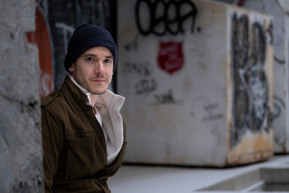 Baptiste Godrie, professeur &agrave; l'&Eacute;cole de travail social, travaille &agrave; &eacute;quilibrer les rapports de pouvoirs entre savoirs scientifiques, institutionnels ou professionnels, et exp&eacute;rientiels.