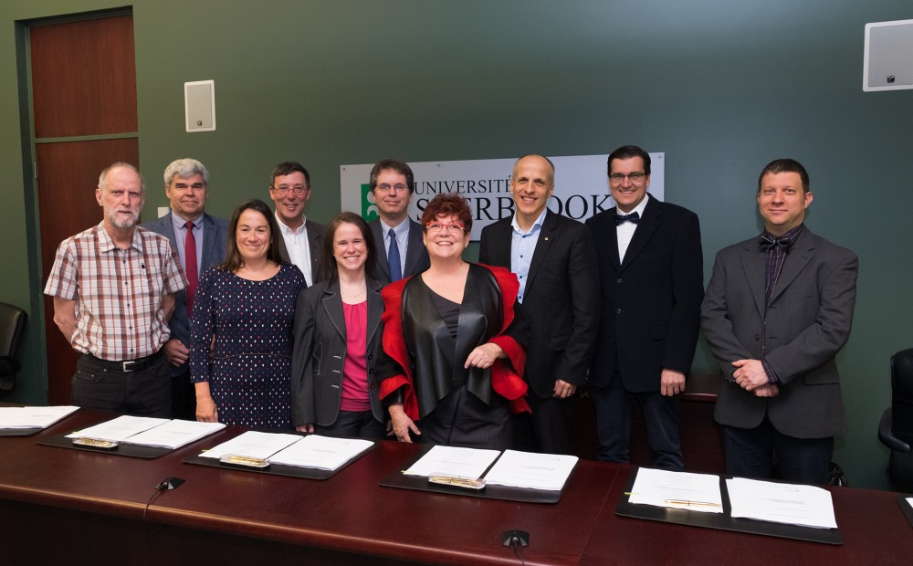 Jean Goulet, vice-recteur aux ressources humaines; Bernard Gaucher, pr&eacute;sident de la FPPU; Carolyne Raymond, conseill&egrave;re en ressources humaines; Jean-Pierre Perreault, vice-recteur &agrave; la recherche; Julie Labelle, conseill&egrave;re en ressources humaines; Christian Dumont, pr&eacute;sident de l'APAPUS; Jos&eacute;e Arpin, vice-pr&eacute;sidente de l'APAPUS; Pierre Cossette, recteur; Robin Renaud et Guillaume Arguin, membres du comit&eacute; de n&eacute;gociations pour l'APAPUS.
