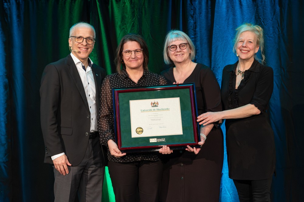 La biblioth&eacute;caire Nathalie St-Jacques, accompagn&eacute;e du recteur, Pierre Cossette, de la directrice g&eacute;n&eacute;rale du Service des biblioth&egrave;ques et archives, Chantal St-Louis, et de la vice-rectrice aux &eacute;tudes, Christine Hudon.