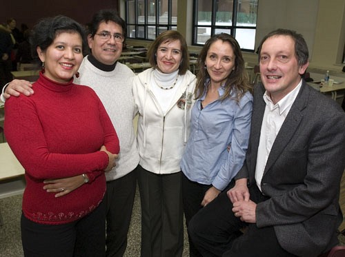 Les membres de l'équipe de recherche conjointe Québec-Mexique&nbsp;: Haydée Silva, de l'Université nationale autonome de Mexico, Ociel Flores et Yvonne Cansigno, de l'Université autonome métropolitaine de Mexico, Françoise Bleys, directrice du Centre de langues de l'UdeS, et Olivier Dezutter, professeur à la Faculté d'éducation de l'UdeS. Absente sur la photo&nbsp;: Vicky Poirier.