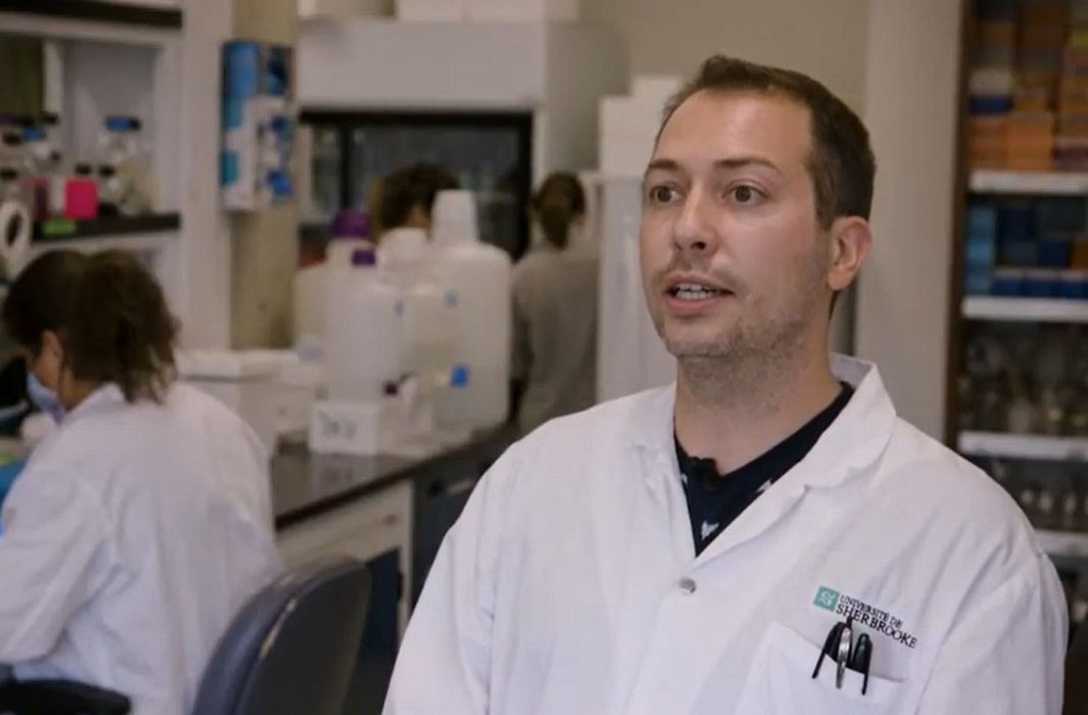 Le Pr Benoit Laurent, dans son laboratoire bas&eacute; &agrave; la Facult&eacute; de m&eacute;decine et des sciences de la sant&eacute;, o&ugrave; il &eacute;tudie les m&eacute;canismes de vieillissement du cerveau.