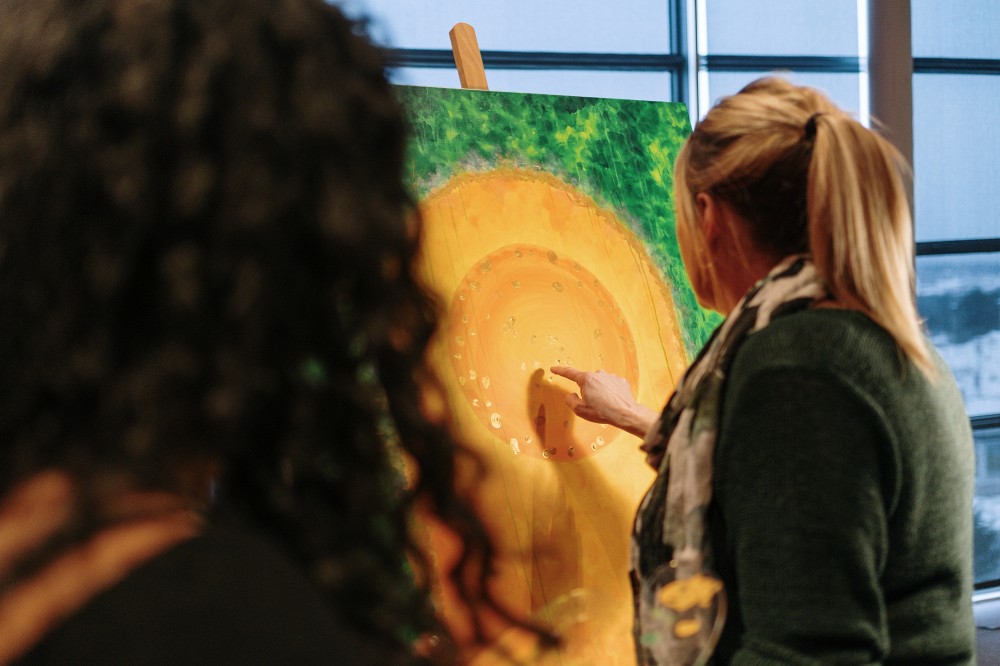 La communaut&eacute; universitaire &eacute;tait invit&eacute;e &agrave; mettre sa touche personnelle pour la cr&eacute;ation d'une &oelig;uvre d'art collective lors du lancement de la Strat&eacute;gie des arts et de la culture.