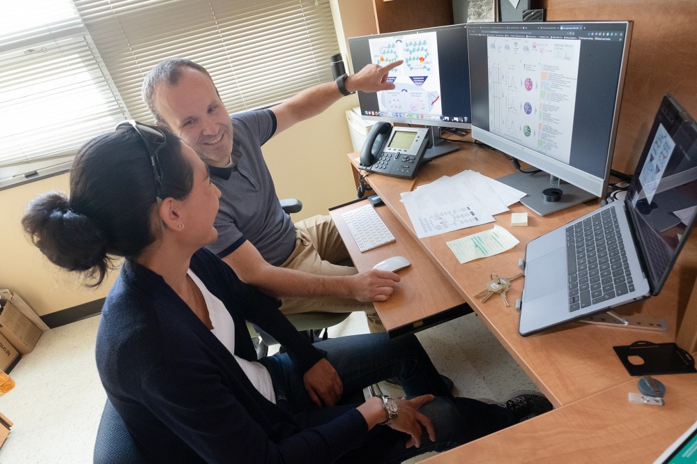 Le Pr Nicolas G&eacute;vry et Mme St&eacute;phanie Bianco, professionnelle de recherche.