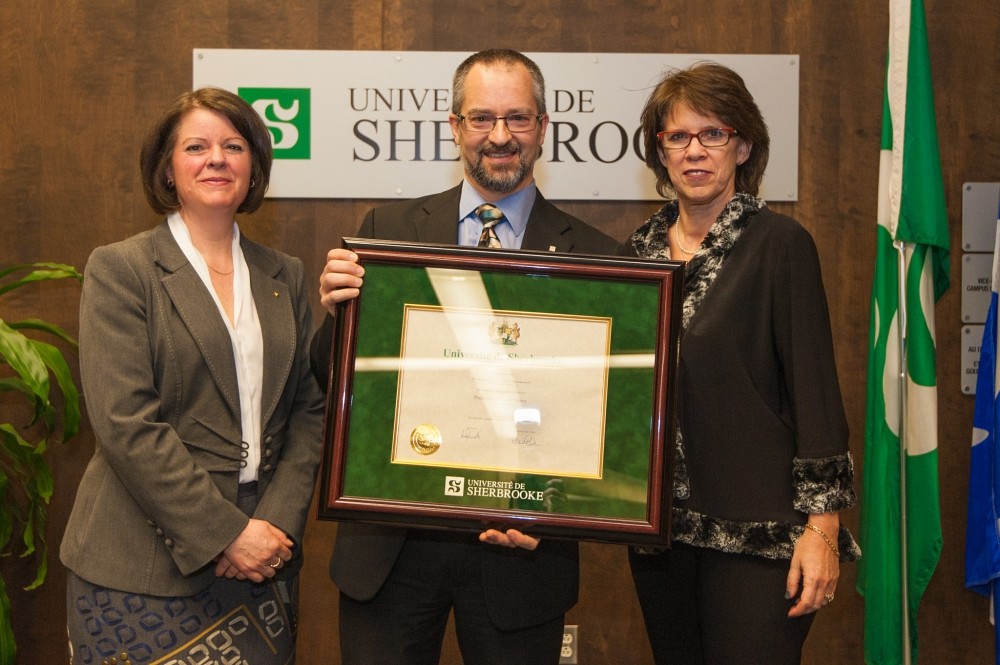 Claude Spino est accompagn&eacute; de la vice-rectrice aux &eacute;tudes Lucie Laflamme et de la rectrice Luce Samoisette.
