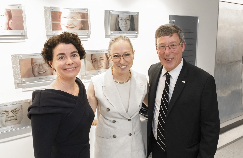 Marie-Pierre Robert, doyenne de la Facult&eacute; de droit,&nbsp;Catherine Hickman et&nbsp;Jean‑Pierre Perreault, recteur de l&rsquo;Universit&eacute; de Sherbrooke