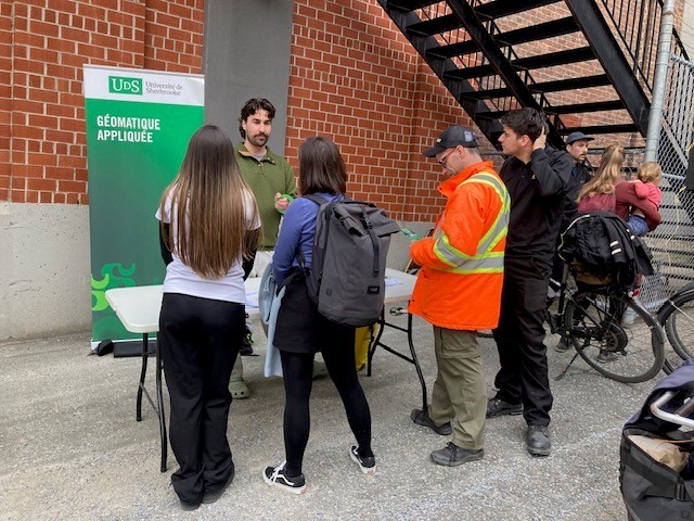 David Lapointe &eacute;change avec des visiteurs (photo fournie)