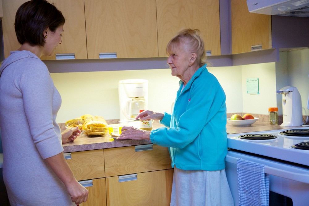 La &laquo;&nbsp;maison kangourou&nbsp;&raquo; est une expression d&eacute;crivant un type de cohabitation o&ugrave; jeunes et a&icirc;n&eacute;s vivent sous un m&ecirc;me toit.