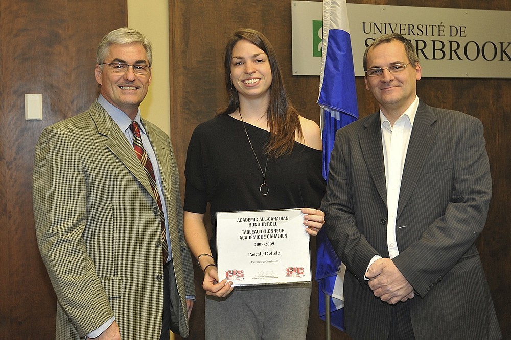 L'&eacute;tudiante athl&egrave;te par excellence en 2008-2009, Pascale D&eacute;lisle, a &eacute;t&eacute; la premi&egrave;re &agrave; recevoir un certificat pour ses bons r&eacute;sultats scolaires.
