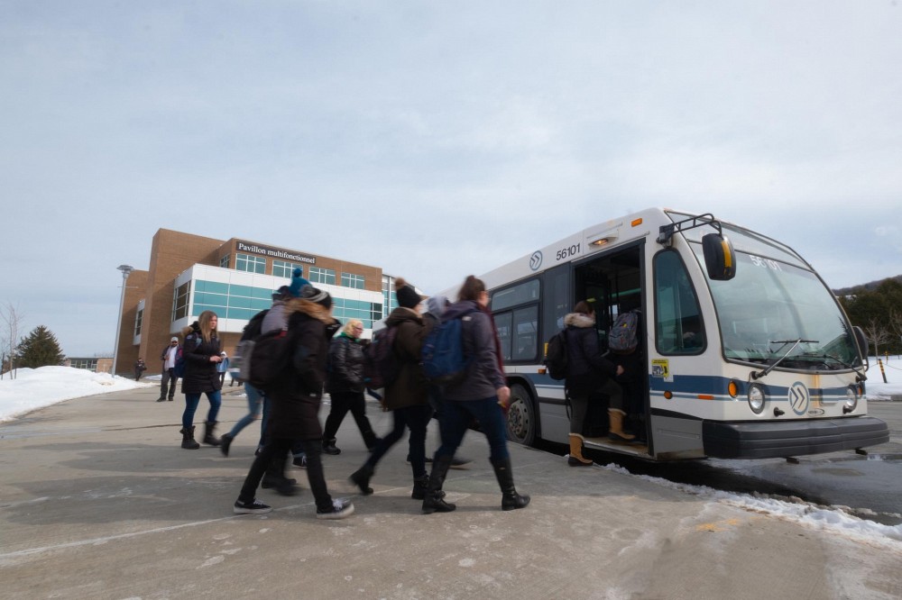 La client&egrave;le &eacute;tudiante est tr&egrave;s satisfaite du nouveau d&eacute;barcad&egrave;re derri&egrave;re le Pavillon multifonctionnel.