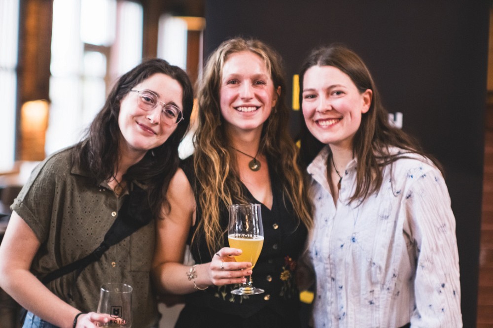 Tatiana Deysine, &eacute;tudiante de derni&egrave;re ann&eacute;e et instigatrice du projet accompagn&eacute;e de&nbsp;Marie Mondor et Anna-Wenn Gerard.