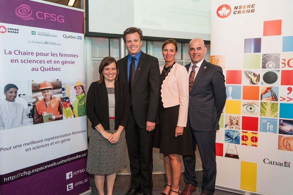 Eve Langelier, titulaire de la Chaire pour les femmes en science et en g&eacute;nie, pose en compagnie de Patrik Doucet, doyen de la Facult&eacute; de g&eacute;nie, de Julie Maltais, repr&eacute;sentante du CA de la Fondation de l'Universit&eacute; de Sherbrooke, ainsi que de Serge Villemure, de la direction des subventions de recherche et bourses du CRSNG.