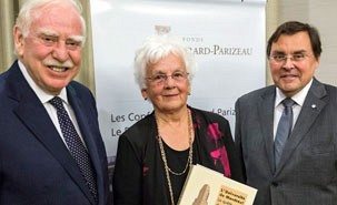 La professeure &eacute;m&eacute;rite Micheline Dumont, r&eacute;cipiendaire du Prix G&eacute;rard-Parizeau 2015, entour&eacute;e de M. Robert Parizeau (&agrave; gauche) et de M. Guy Breton, recteur de l&rsquo;Universit&eacute; de Montr&eacute;al (&agrave; droite).