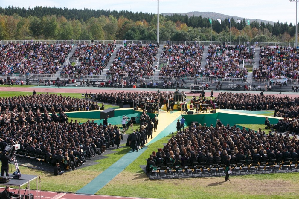 C&eacute;r&eacute;monie principale de la collation des grades 2014 de l'Universit&eacute; de Sherbrooke dans le stade ext&eacute;rieur