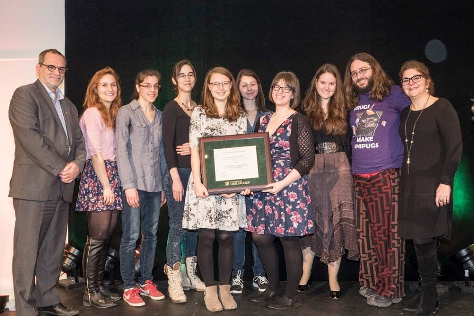 L'&eacute;quipe de Cavale a re&ccedil;u le prix Nouveaut&eacute; des mains d'Alain Webster, vice-recteur au d&eacute;veloppement durable et aux relations gouvernementales, et d'Anick Lessard, vice-doyenne &agrave; l'enseignement et au d&eacute;veloppement &agrave; la Facult&eacute; des lettres et sciences humaines.