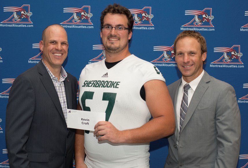  Kevin Croft a re&ccedil;u sa bourse des mains de Mark Weightman, chef des op&eacute;rations des Alouettes de Montr&eacute;al, et de Patrick Jutras, vice-pr&eacute;sident aux ventes et au marketing au R&eacute;seau des sports.