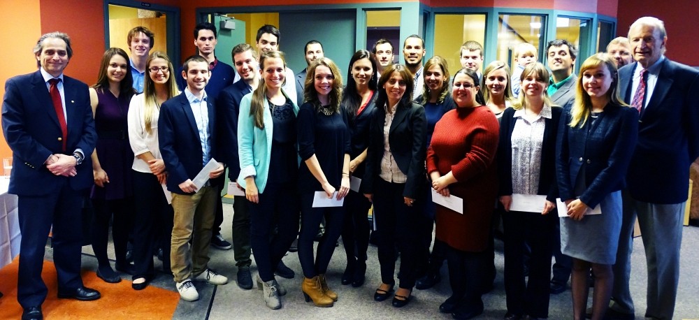 Le 30 octobre dernier, le doyen Fran&ccedil;ois Coderre &eacute;tait fier de d&eacute;voiler les r&eacute;cipiendaires 2014-215 des prix et bourses d'honneur de la Facult&eacute; d'administration de l'Universit&eacute; de Sherbrooke. Sur cette photo, il est accompagn&eacute; de Pierre Arbour de la Fondation Universitaire et des 23 &eacute;tudiants et &eacute;tudiantes r&eacute;compens&eacute;s.