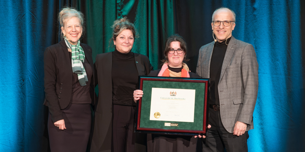 La laur&eacute;ate Caroline Dubois, accompagn&eacute;e de la vice-rectrice aux &eacute;tudes, Christine Hudon, de la doyenne de la Facult&eacute; des lettres et sciences humaines, Anick Lessard, et du recteur, Pierre Cossette.