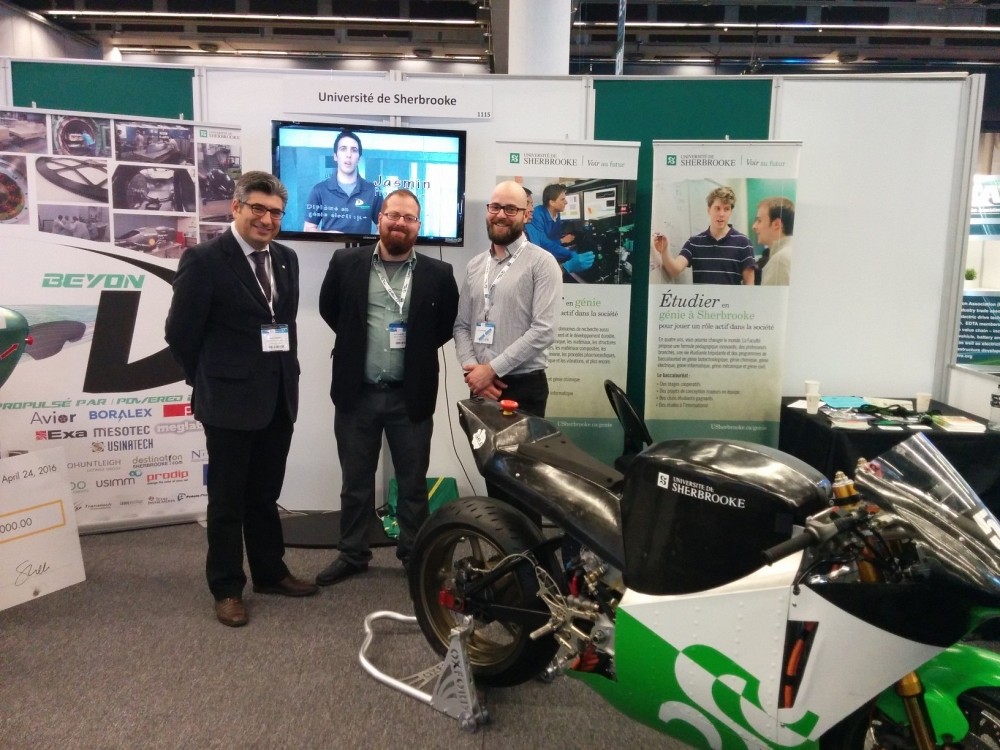 Le Pr Jo&atilde;o Pedro Trov&atilde;o en compagnie de F&eacute;lix-Antoine Lebel, &eacute;tudiant &agrave; la ma&icirc;trise et membre du projet EMUS, et Alexandre Tessier, responsable des projets &eacute;tudiants - v&eacute;hicules &eacute;lectriques.&nbsp;