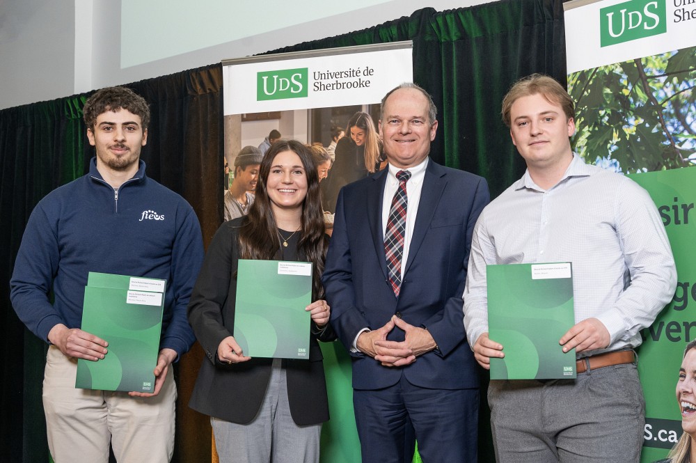Nacim Ithry Mansour, Anne-Esm&eacute;e Fortin, et Maxym Martin, r&eacute;cipiendaires de bourses en compagnie du donateur M. Richard Adam.
