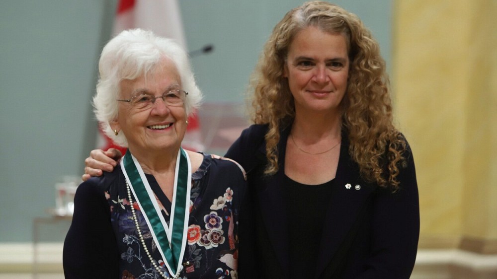 Micheline Dumont en compagnie de Son Excellence la tr&egrave;s honorable Julie Payette, gouverneure g&eacute;n&eacute;rale du Canada.