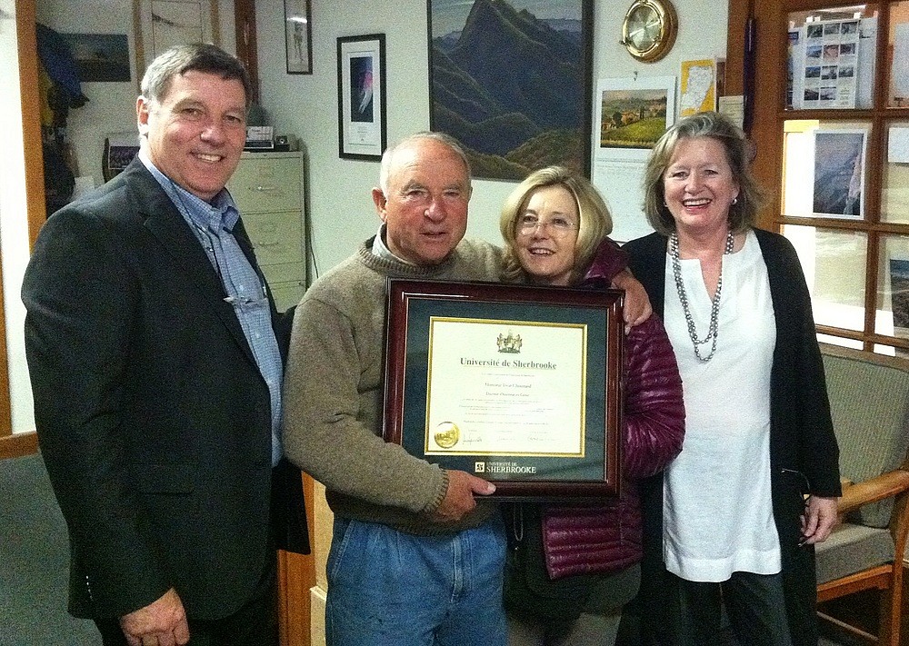 Le nouveau docteur d'honneur de la Facult&eacute; de g&eacute;nie, Yvon Chouinard, entour&eacute; du Pr G&eacute;rard Lachiver, doyen de la Facult&eacute;, de son &eacute;pouse Malinda Pennoyer Chouinard et d'Anne Allard, directrice du d&eacute;veloppement du Service des relations avec les dipl&ocirc;m&eacute;es et dipl&ocirc;m&eacute;s de l'UdeS