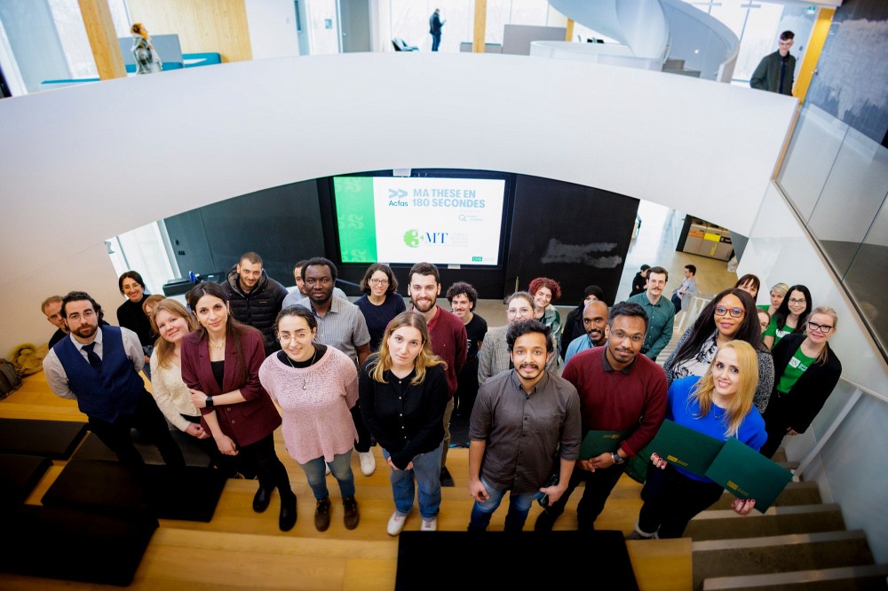 Les doctorantes et doctorants ayant particip&eacute; aux finales internes 2025 des concours de vulgarisation scientifique&nbsp;MT180 et 3MT, accompagn&eacute;s des membres de l'&eacute;quipe organisatrice.