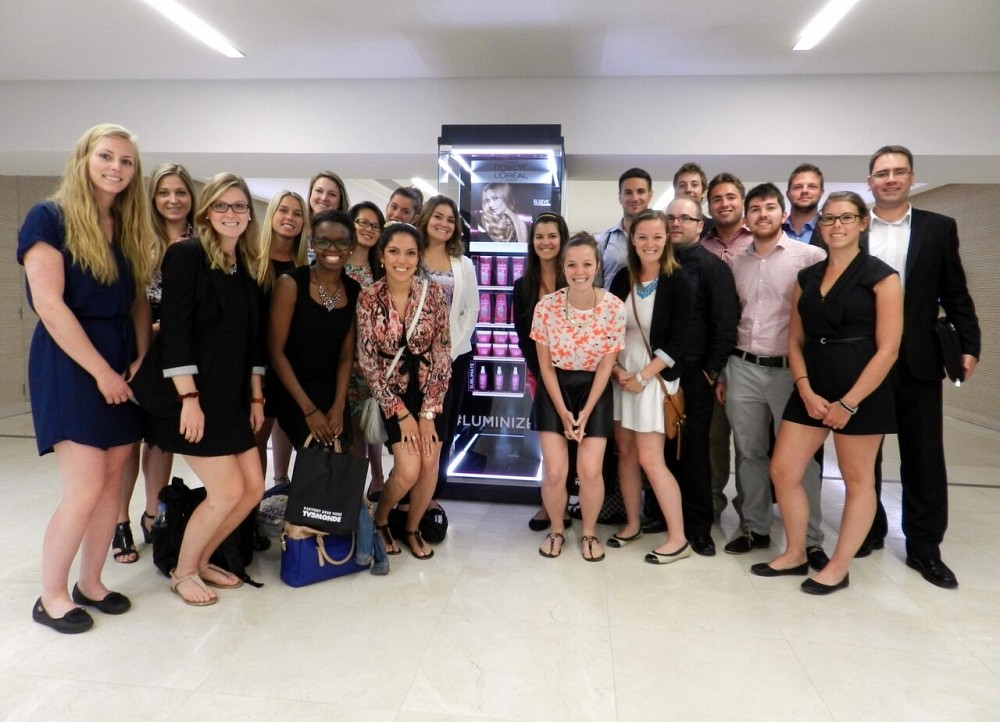 Les 20 &eacute;tudiants et &eacute;tudiantes au baccalaur&eacute;at en Administration des affaires de la Facult&eacute; d'administration de l'Universit&eacute; de Sherbrooke qui ont particip&eacute; au projet Euro Marketing 2015. Sur cette photo, ils sont accompagn&eacute;s du professeur et responsable du voyage d'&eacute;tudes, St&eacute;phane Legendre, du d&eacute;partement de Marketing, lors de leur visite dans les bureaux de L'Or&eacute;al Paris.