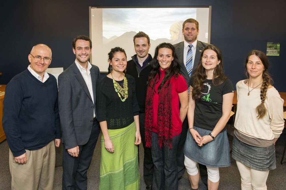 Le vice-recteur Martin Buteau, de l'UdeS, et &Eacute;ric Bergeron, de Forces Avenir, en compagnie des &eacute;tudiants Marc-Antoine Marquis, Christine Lachance, J&eacute;r&ocirc;me Ouellet, Kate Harbour, Myl&egrave;ne Archambault et &Eacute;liane Landriault.