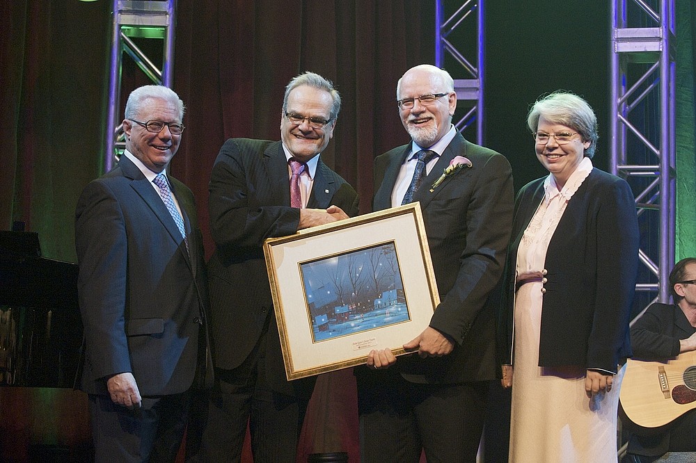Marc -Andr&eacute; Roy entour&eacute; d'Andr&eacute; Moreau, premier vice-pr&eacute;sident Finances et technologies chez R3D Conseil inc, du Pr Serge Jandl, doyen de la Facult&eacute; des sciences et de la Pre Lyne Bouchard, vice-rectrice au Campus de Longueuil et vice-rectrice aux technologies de l'information.