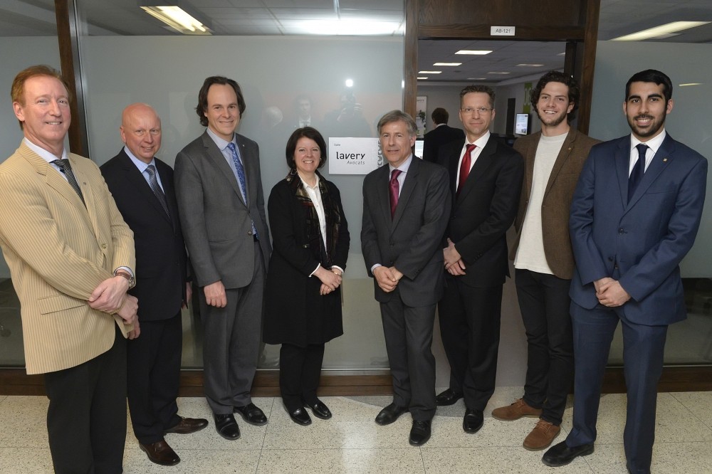 Fran&ccedil;ois Dub&eacute;, directeur g&eacute;n&eacute;ral de La Fondation de l'Universit&eacute; de Sherbrooke, Luc Borduas, S&eacute;bastien Lebel-Grenier,&nbsp;Lucie Laflamme,&nbsp;Andr&eacute; Vautour, Christian Dumoulin, associ&eacute; directeur au bureau de Sherbrooke,&nbsp;Philippe B&eacute;dard, pr&eacute;sident de l'AGED, et Armand Armand Djavidi, pr&eacute;sident de l'AGECSDUS.