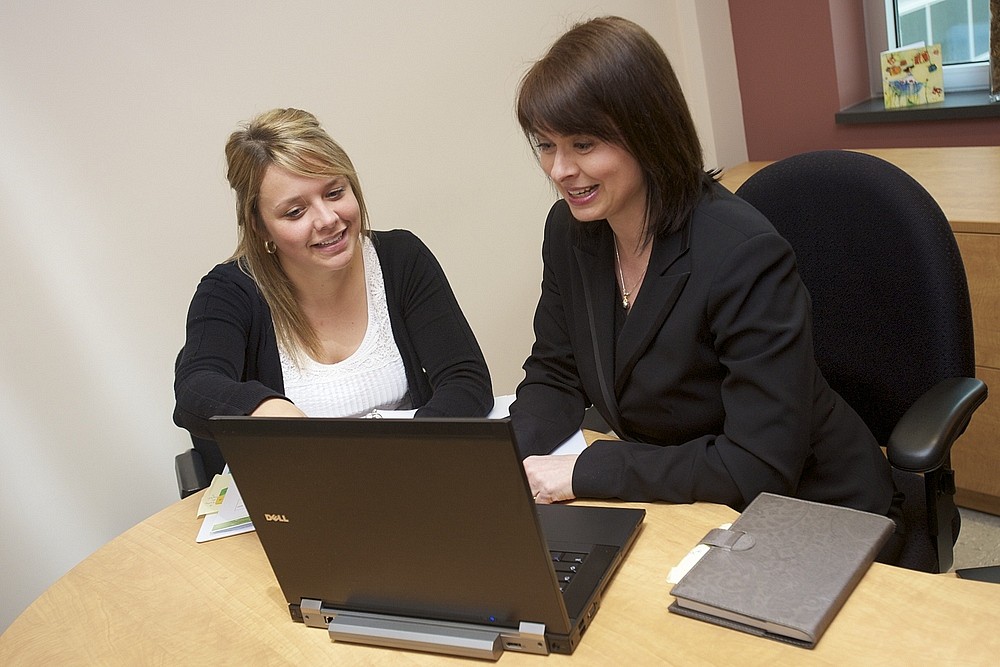 Audrey B&eacute;langer, &eacute;tudiante en droit-MBA, et sa coordonnatrice Caroline Boutin profitent du plan de d&eacute;veloppement individuel accessible en ligne pour maximiser l'exp&eacute;rience de stage.