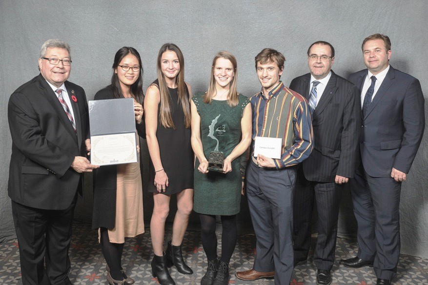 Entour&eacute;s du d&eacute;put&eacute; de Saint-Fran&ccedil;ois, Guy Hardy , du pr&eacute;fet de la MRC Memphr&eacute;magog, Jacques Demers, et de Denis Poirier, administrateur &agrave; la FEE, Rachel Paris, Catherine Richard-Dionne, Anne-Catherine Pilon et Arnaud Messier-Maynard &eacute;taient fiers de l'honneur remport&eacute; par Campus Durable.
