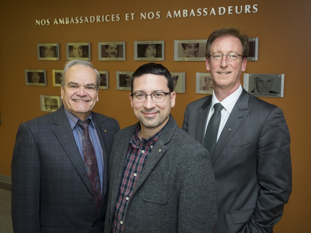 Le doyen de la Facult&eacute; des sciences, le professeur Serge Jandl, le professeur Pierre Marc Jodoin et le directeur g&eacute;n&eacute;ral de La Fondation de l'Universit&eacute; de Sherbrooke, Me Fran&ccedil;ois Dub&eacute;.