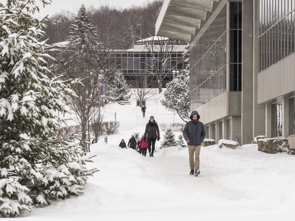 Personnes &eacute;tudiantes marchant devant le pavillon Georges-Cabana.