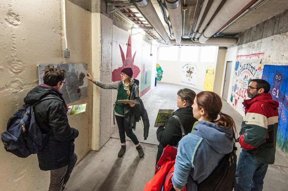 La tourn&eacute;e des tunnels lors de la visite du campus.
