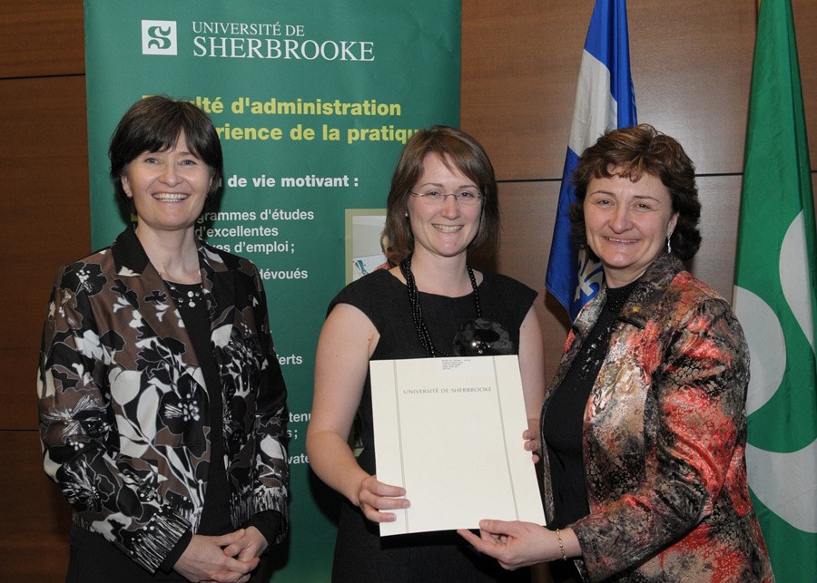 La doyenne Francine Turmel, la nouvelle dipl&ocirc;m&eacute;e Marie-Jos&eacute;e Trudeau et la professeure Chantal Amiot, responsable des programmes en fiscalit&eacute;