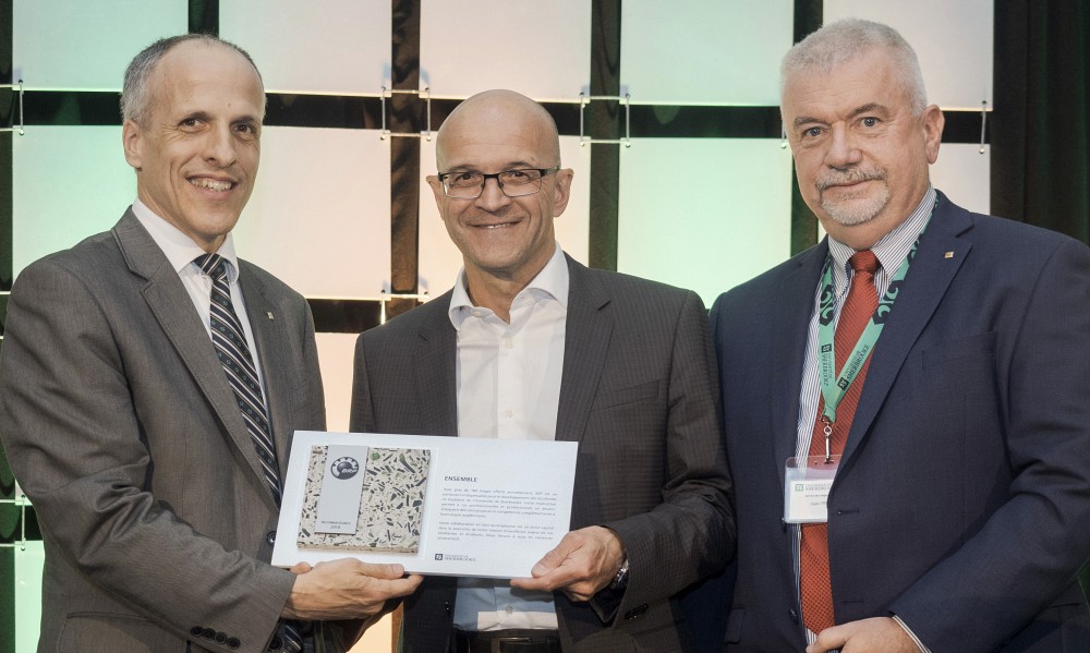 Le recteur de l&rsquo;Universit&eacute; de Sherbrooke, le professeur Pierre Cossette, et le directeur-g&eacute;n&eacute;ral du Service des stages et du placement, Alain Tremblay, ont remis la plaque&nbsp;Reconnaissance 2018&nbsp;&agrave; Jos&eacute;&nbsp; Boisjoli, pr&eacute;sident et chef de la direction chez BRP.