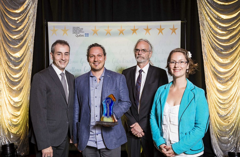 De gauche &agrave; droite&nbsp;: St&eacute;phane Tremblay, directeur g&eacute;n&eacute;ral adjoint aux programmes sant&eacute; physique g&eacute;n&eacute;rale et sp&eacute;cialis&eacute;e, CIUSSS de l'Estrie - CHUS; Pierre-Luc Boss&eacute;, coordonnateur du Projet Barom&egrave;tre; Paul Morin, directeur de l'&Eacute;cole de travail social et de l'IUPLSSS; et Fran&ccedil;oise Houle, professionnelle de recherche &agrave; l'IUPLSSS.
