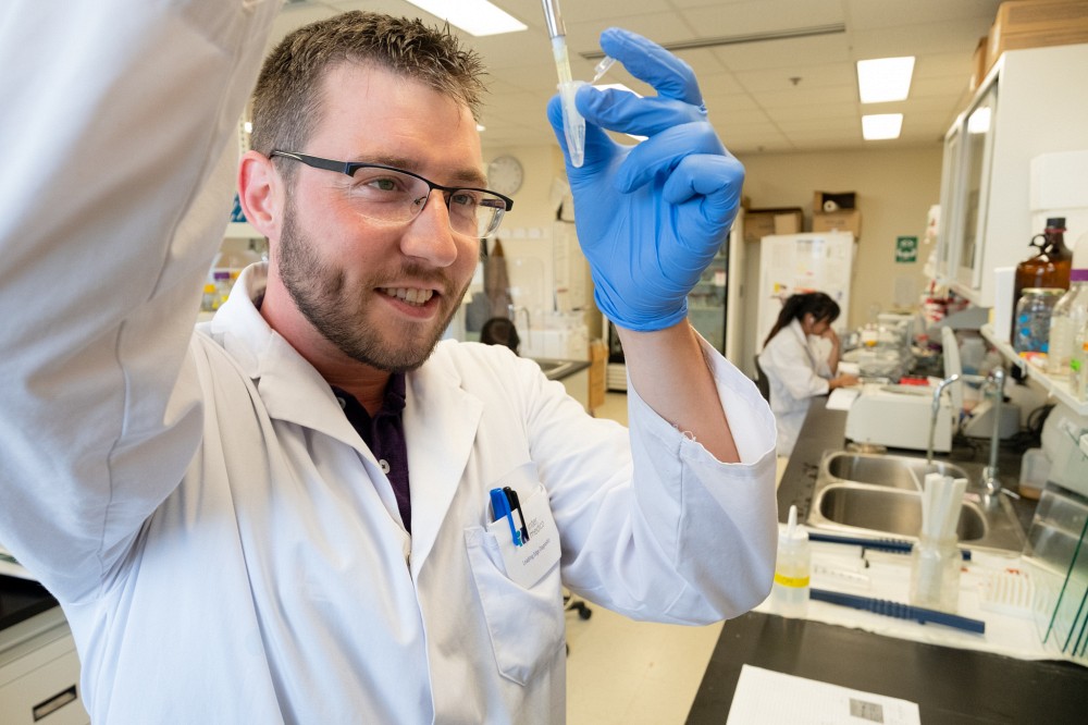 Jean-Fran&ccedil;ois Nadon, doctorant en&nbsp;en biologie mol&eacute;culaire au D&eacute;partement de biologie de la Facult&eacute; des sciences.