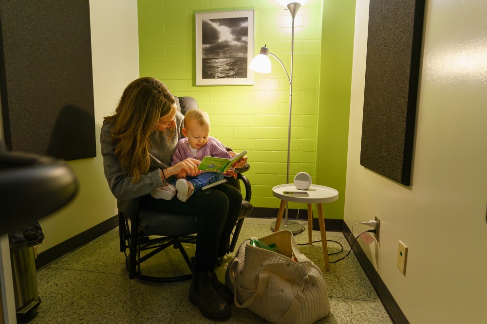 Ces nouveaux espaces sont tout indiqu&eacute;s pour s&rsquo;adonner &agrave; une sieste apr&egrave;s une nuit difficile avec b&eacute;b&eacute;, profiter d&rsquo;un moment de r&eacute;pit entre deux cours, exprimer son lait ou changer son bambin.
