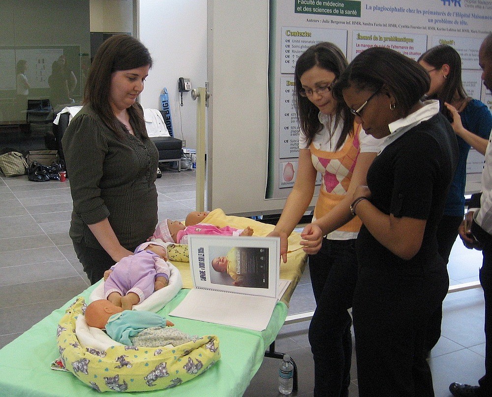 L'&eacute;tudiante Karine Lahiton, &agrave; gauche, pr&eacute;sente un guide de formation.