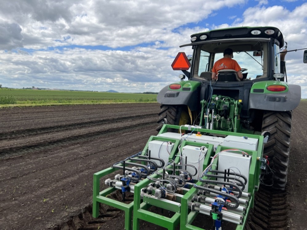 La machine avec les douze pinces robotiques fonctionnelles de D&eacute;sherbex &agrave; l'oeuvre dans un champ &agrave; Farnham