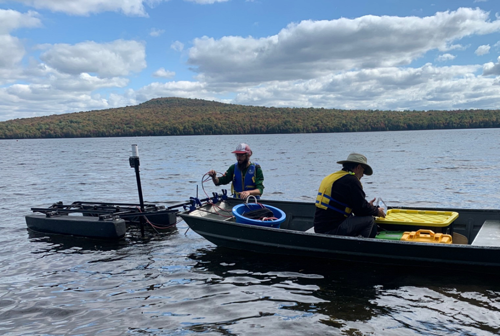 L&rsquo;&eacute;quipe terrain (Maxime Fradette et Yannick Huot) se pr&eacute;parant &agrave; amorcer la prise de mesures sur le lac Maskinong&eacute;