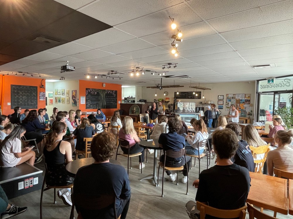 Les personnes &eacute;tudiantes &eacute;taient de passage au Baobab dans le cadre de la tourn&eacute;e des organismes communautaires.Photo : Fournie