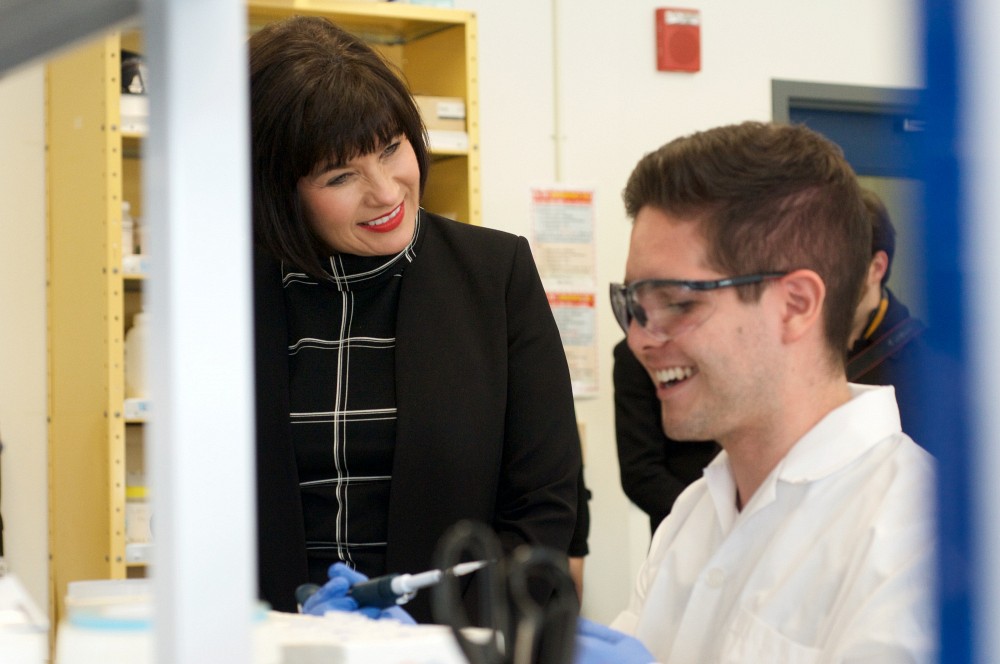 La ministre de la Sant&eacute; Ginette Petitpas Taylor &eacute;tait de passage au Pavillon de recherche appliqu&eacute;e sur le cancer de l'UdeS et elle est ici en compagnie de Jesus Contreras Ojeda, assistant de recherche au laboratoire de la professeure-chercheuse Caroline Saucier.